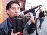 Peruwiaczyk koncertuje na ulicy