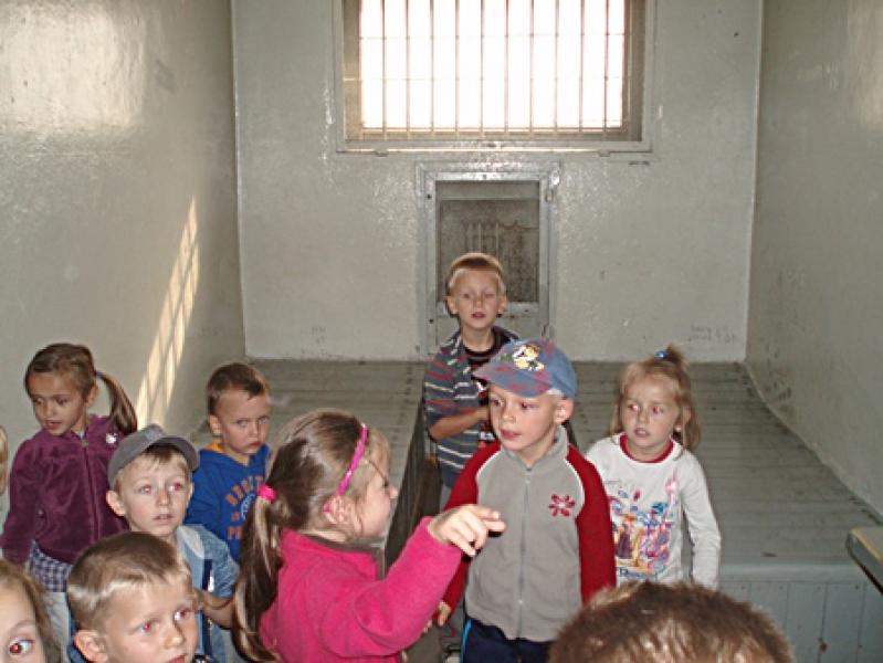 Dzieci w celi redzkiego aresztu