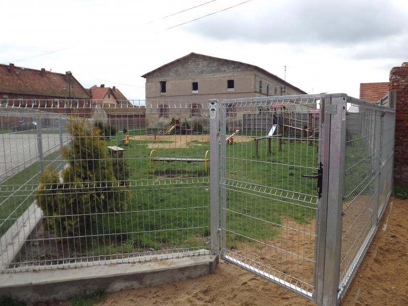 Nowe ogrodzenie placw w Sokolnikach i Gocisawiu