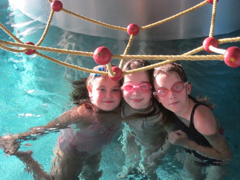 Dzieciaki z Mikini na basenie