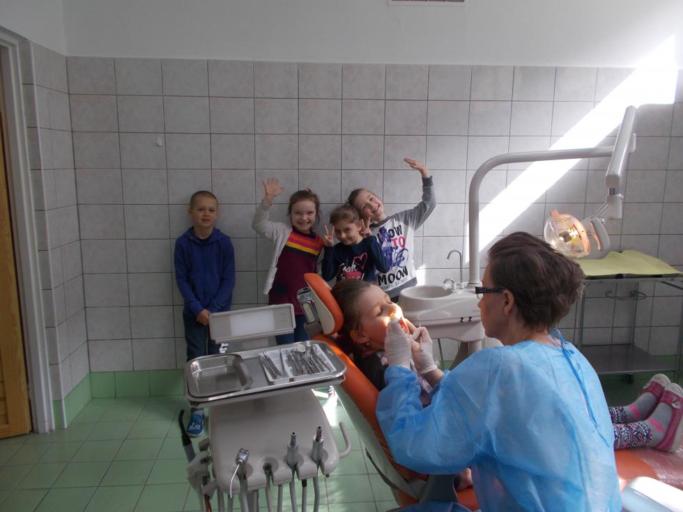Gabinet stomatologiczny w szkole w Mikini