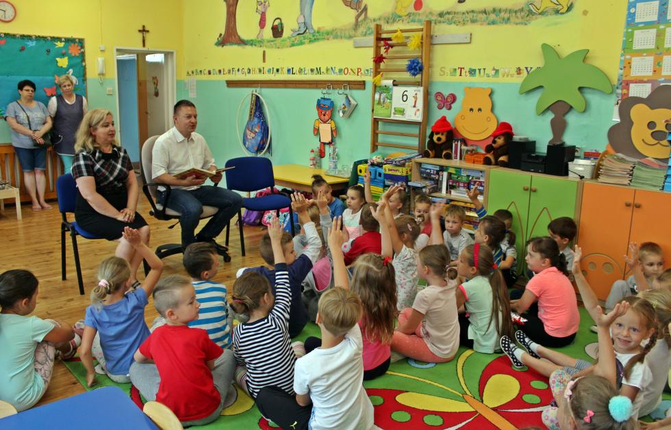 Czytanie z przedszkolakami w Ciechowie
