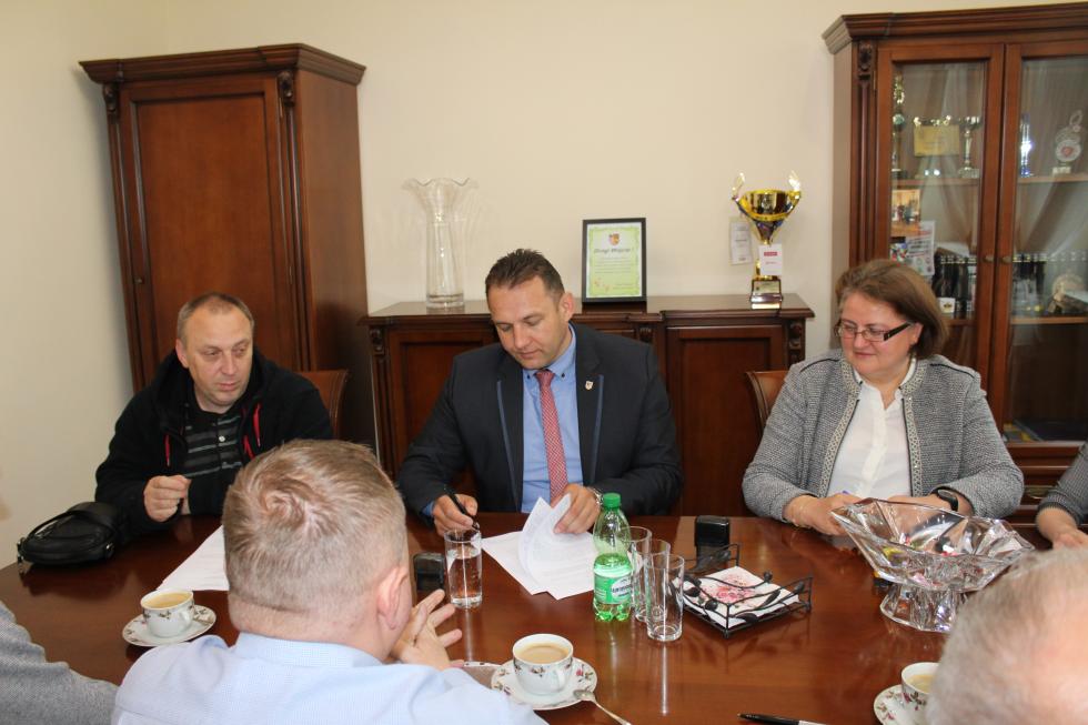 Podpisanie umowy na przebudow drg gminnych w miejscowociach Lusina i Ujazd Grny