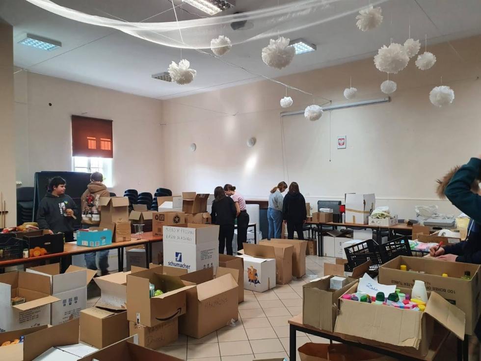 Wolontariusze z SP Mikinia aktywnie wczyli si w dziaania na rzecz uchodcw z Ukrainy