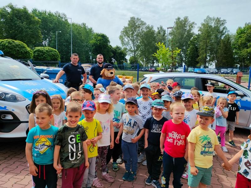 Dzielnicowi z Posterunku Policji z Miękini rozmawiali z dziećmi