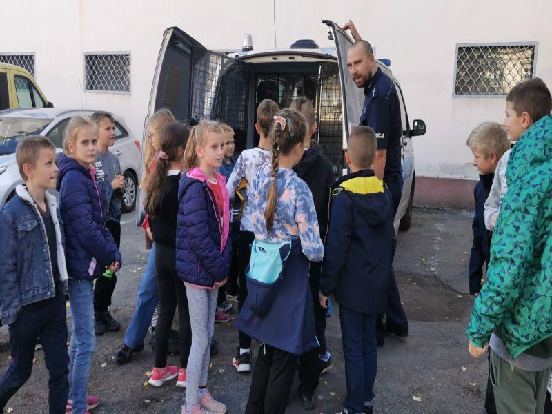 Wizyta uczniów Szkoły Podstawowej nr 3 w Komendzie Powiatowej Policji w Środzie Śląskiej